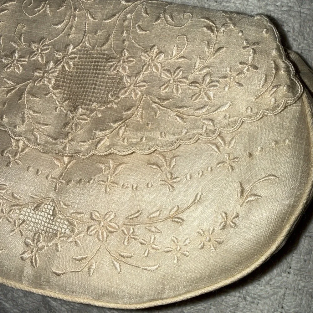 Vintage Cream Silk Linen Satin Clutch Purse Embroidered Floral Lace Petite